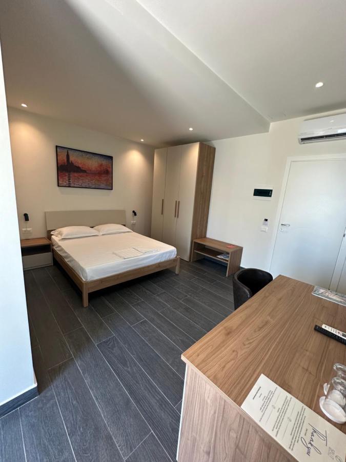 Split Rooftop Suites Durrës Buitenkant foto